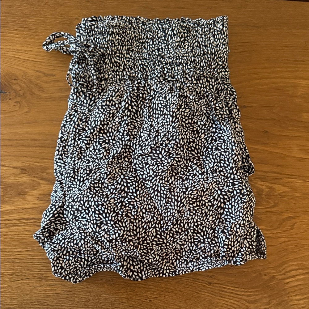 Abercrombie & Fitch Women's Black and White High Waist Shorts - Picture 4 of 5